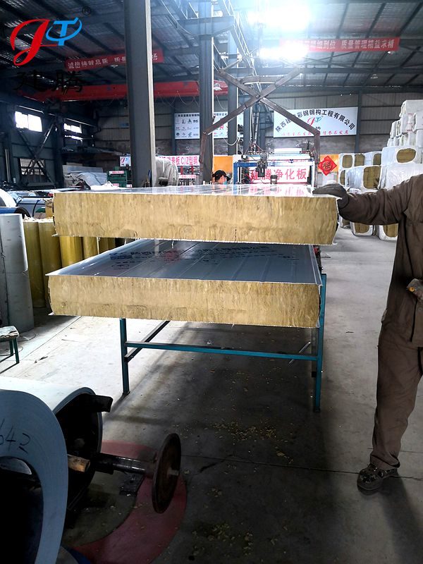 2023.5.15 150厚巖棉120公斤容重彩鋼烘道夾芯板生產中